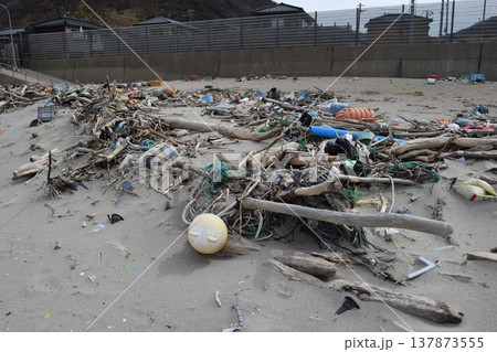 海岸の漂着物 環境問題 ゴミ問題 137873555