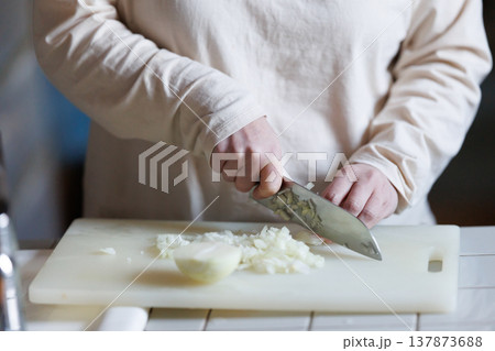 玉ねぎを切る人 137873688