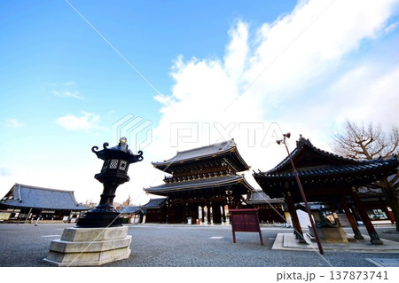 京都府 東本願寺・御影堂門 & 手水屋形(重要文化財) 京都市 下京区 常葉町 2022年2月 京都府 東本願寺・御影堂門 & 手水屋形(重要文化財) 京都市 下京区 常葉町 2022年2月 137873741