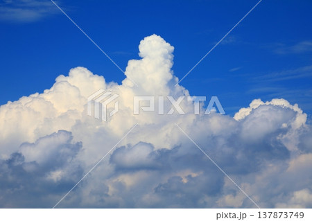爽やかな青空と入道雲（夏イメージ） 137873749