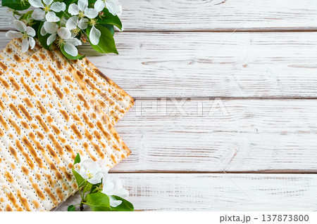 Happy Passover flatlay. Jewish matzo bread and flowers on white wooden background. 137873800