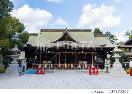 秋の福岡県北九州市 小倉祇園八坂神社 拝殿 秋の福岡県北九州市 小倉祇園八坂神社 拝殿 137873867