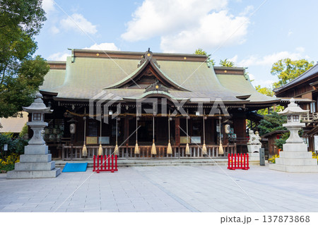 秋の福岡県北九州市 小倉祇園八坂神社 拝殿 秋の福岡県北九州市 小倉祇園八坂神社 拝殿 137873868