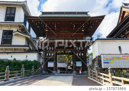 秋の福岡県北九州市　小倉祇園八坂神社　楼門 137873869