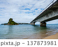 古宇利大橋と青い海 137873981
