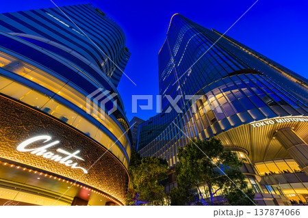 東京 千代田区 有楽町 日比谷シャンテと東京ミッドタウン日比谷の夜景 東京 千代田区 有楽町 日比谷シャンテと東京ミッドタウン日比谷の夜景 137874066