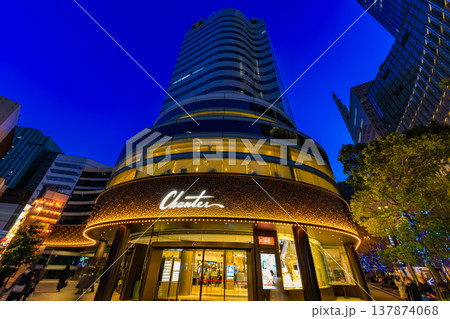 東京　千代田区 有楽町　日比谷シャンテの夜景 137874068
