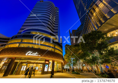 東京 千代田区 有楽町 日比谷シャンテと東京ミッドタウン日比谷の夜景 東京 千代田区 有楽町 日比谷シャンテと東京ミッドタウン日比谷の夜景 137874070
