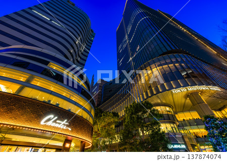 東京 千代田区 有楽町 日比谷シャンテと東京ミッドタウン日比谷の夜景 東京 千代田区 有楽町 日比谷シャンテと東京ミッドタウン日比谷の夜景 137874074