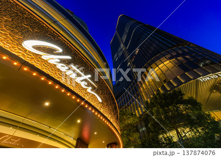 東京　千代田区 有楽町　日比谷シャンテと東京ミッドタウン日比谷の夜景 137874076
