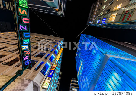 東京 中央区 銀座の都市風景 銀座五丁目交差点付近の夜景 東京 中央区 銀座の都市風景 銀座五丁目交差点付近の夜景 137874085