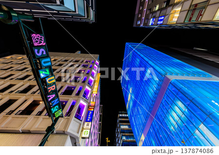 東京　中央区 銀座の都市風景　銀座五丁目交差点付近の夜景 137874086