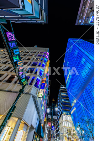 東京　中央区 銀座の都市風景　銀座五丁目交差点付近の夜景 137874087