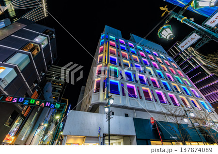 東京 中央区 銀座の都市風景 銀座五丁目交差点付近の夜景 東京 中央区 銀座の都市風景 銀座五丁目交差点付近の夜景 137874089