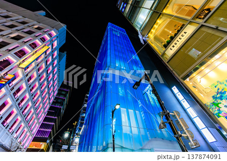 東京　中央区 銀座の都市風景　銀座五丁目交差点付近の夜景 137874091