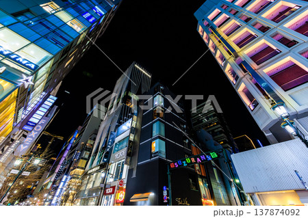東京 中央区 銀座の都市風景 銀座五丁目交差点付近の夜景 東京 中央区 銀座の都市風景 銀座五丁目交差点付近の夜景 137874092