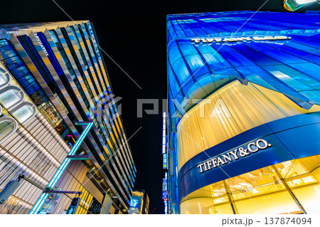 東京　中央区 銀座の都市風景　銀座五丁目交差点付近の夜景 137874094