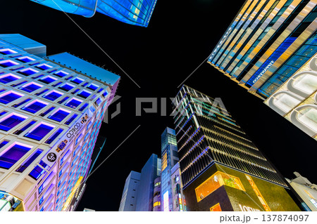 東京　中央区 銀座の都市風景　銀座五丁目交差点付近の夜景 137874097