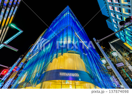 東京　中央区 銀座の都市風景　銀座五丁目交差点付近の夜景 137874098