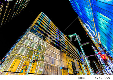 東京　中央区 銀座の都市風景　銀座五丁目交差点付近の夜景 137874099