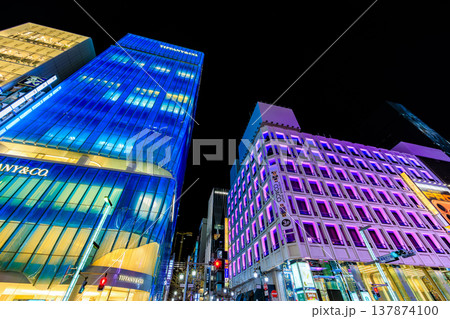 東京　中央区 銀座の都市風景　銀座五丁目交差点付近の夜景 137874100