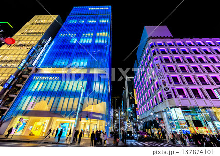 東京　中央区 銀座の都市風景　銀座五丁目交差点付近の夜景 137874101