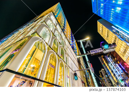 東京　中央区 銀座の都市風景　銀座五丁目交差点付近の夜景 137874103