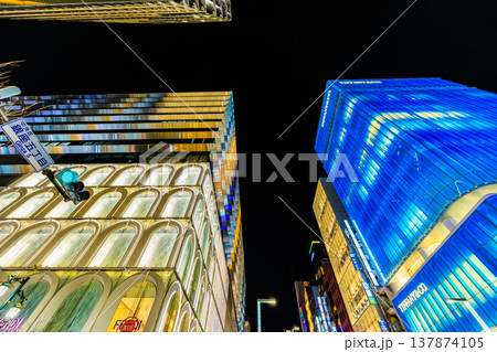 東京 中央区 銀座の都市風景 銀座五丁目交差点付近の夜景 東京 中央区 銀座の都市風景 銀座五丁目交差点付近の夜景 137874105