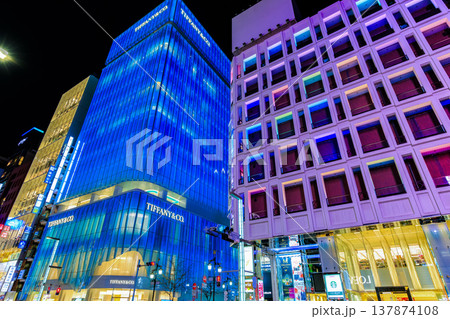 東京　中央区 銀座の都市風景　銀座五丁目交差点付近の夜景 137874108