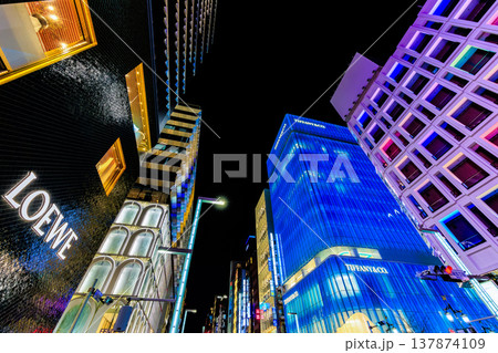 東京　中央区 銀座の都市風景　銀座五丁目交差点付近の夜景 137874109