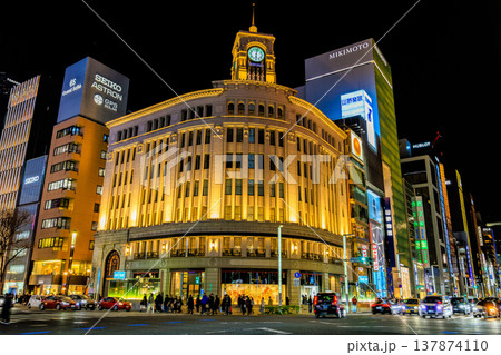 東京 中央区 銀座の都市風景 銀座四丁目交差点付近の夜景 東京 中央区 銀座の都市風景 銀座四丁目交差点付近の夜景 137874110