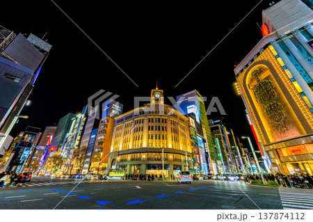 東京 中央区 銀座の都市風景 銀座四丁目交差点付近の夜景 東京 中央区 銀座の都市風景 銀座四丁目交差点付近の夜景 137874112