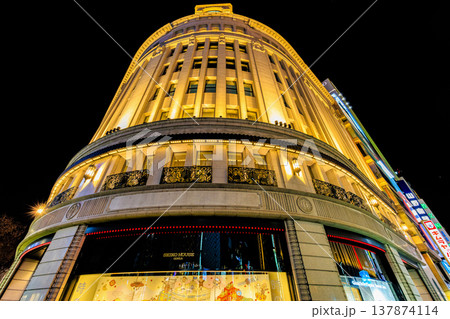 東京 中央区 銀座の都市風景 銀座四丁目交差点付近の夜景 東京 中央区 銀座の都市風景 銀座四丁目交差点付近の夜景 137874114