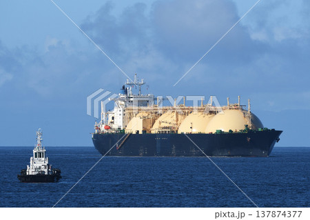 洋上を航行するLNG輸送船とタグボート 137874377