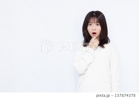 びっくり驚いている女性 びっくり驚いている女性 137874378