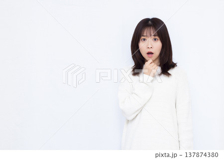 びっくり驚いている女性 びっくり驚いている女性 137874380