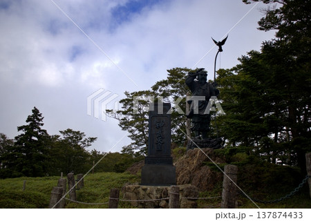 大台ヶ原の神武天皇像と青空に広がる白い雲 大台ヶ原の神武天皇像と青空に広がる白い雲 137874433