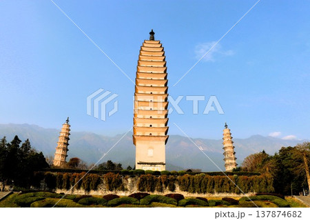 崇聖寺三塔の風景 大理古城 雲南省 中国 アジア 崇聖寺三塔の風景 大理古城 雲南省 中国 アジア 137874682