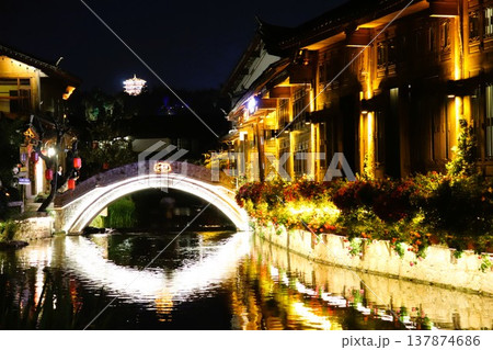 世界遺産　麗江の町並み　夜景　雲南省　中国　アジア 137874686