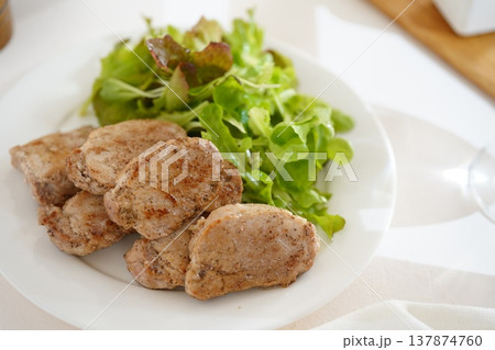 肉料理 137874760