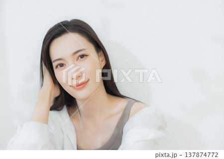 白いシャツの女性 137874772
