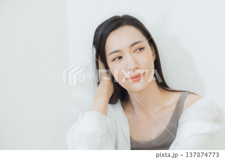 白いシャツの女性 白いシャツの女性 137874773