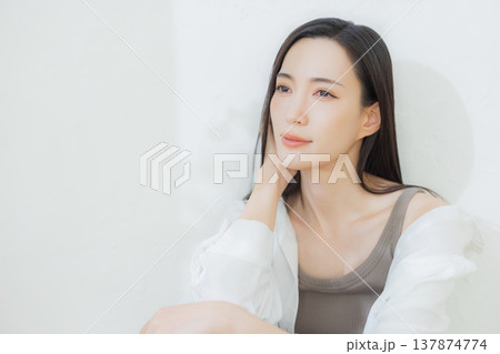 白いシャツの女性 白いシャツの女性 137874774