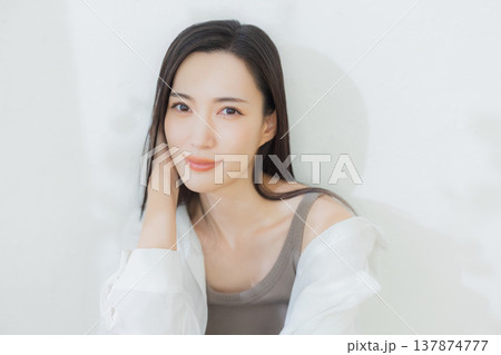 白いシャツの女性 137874777