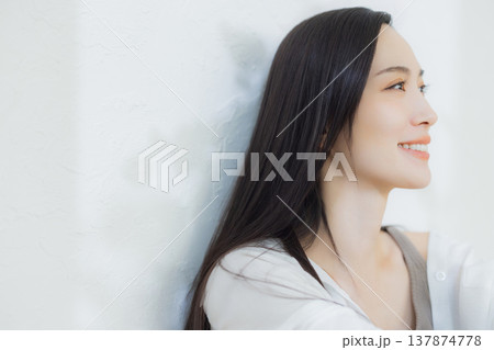 白いシャツの女性 137874778