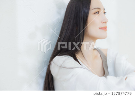 白いシャツの女性 白いシャツの女性 137874779