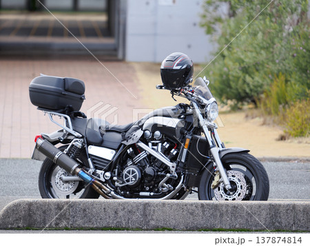 大型バイクのある風景 137874814