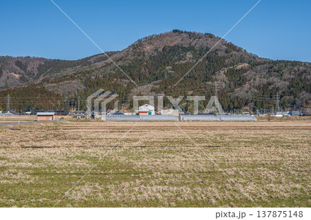 奥琵琶湖西浅井町の田園風景 滋賀県長浜市 奥琵琶湖西浅井町の田園風景 滋賀県長浜市 137875148