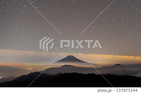 山梨県大月市に有る標高1920m白谷ヶ丸よりオリオン座流星群の流星 山梨県大月市に有る標高1920m白谷ヶ丸よりオリオン座流星群の流星 137875244