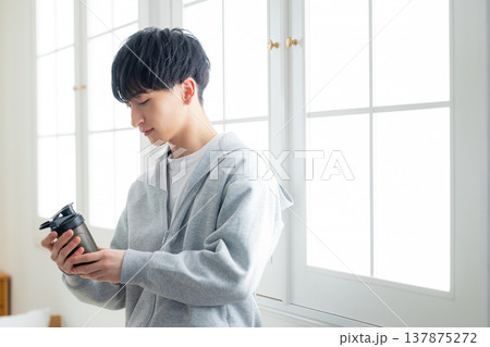 プロテインシェイカーを持つ男性 プロテインシェイカーを持つ男性 137875272